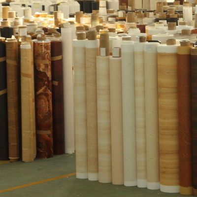 качество  Jiangsu non self adhesive bergli embossed wood grain design pvc interior decorative film roll for doors завод
